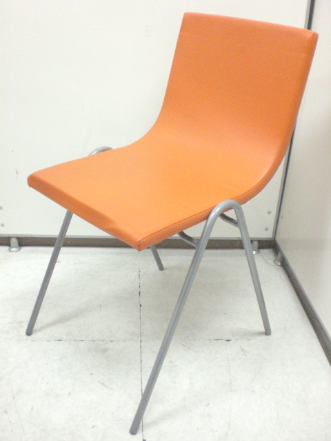 【12脚ロット入荷】レザー調のスタッキングチェア　オレンジ色で雰囲気明るく！！
                        
                                    中古
            