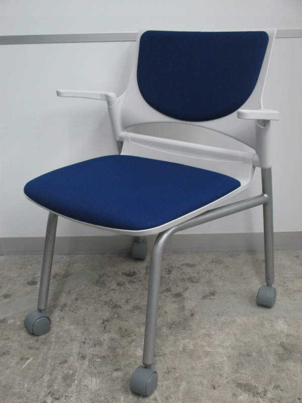 【4脚入荷、状態良好！】イナバ製ネスティングチェア　肘付き　キャスター付き　ブルーカラー【中古オフィス家具】
                        KC-170シリーズ
                                    中古
            