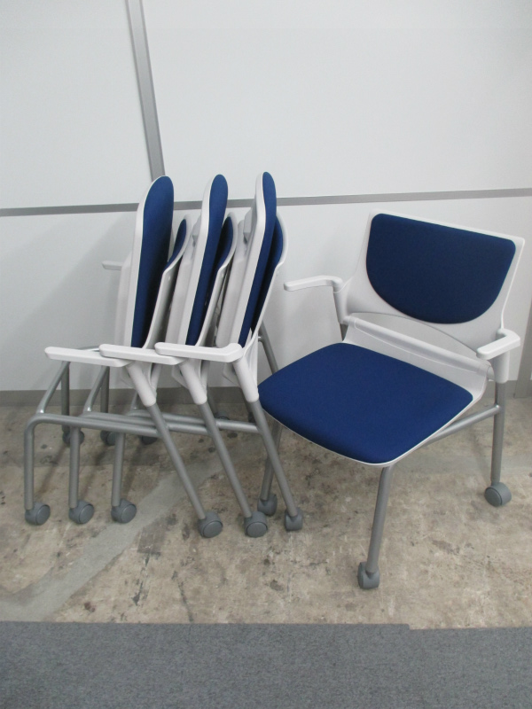 【セット商品、状態良好！】イナバ製ネスティングチェア　肘付き　キャスター付き　4脚セット　ブルーカラー【中古オフィス家具】
                        KC-170シリーズ
                                    中古
            