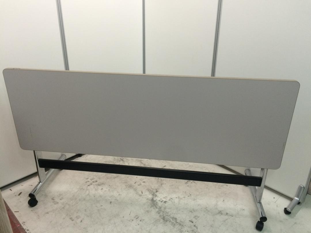 サイドスタックテーブル　キャスター付で収納に便利な会議テーブルとなります
                        
                                    中古
            