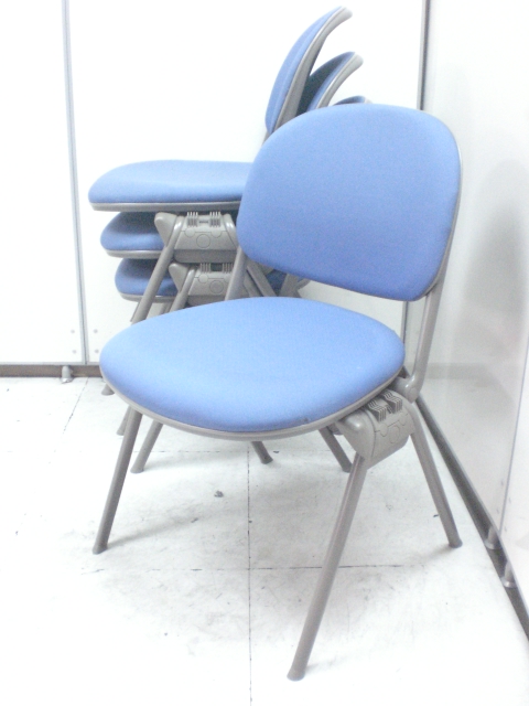【5セット限定】人気のブルー色のスタッキングチェアの4脚セット！　これは買いです！！
                        
                                    中古
            