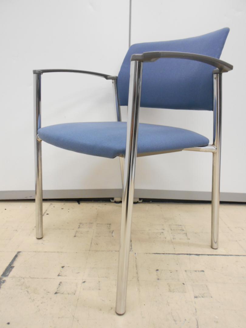 しっかりとした肘置きのついた珍しいスタッキングが入荷致しました！
                        
                                    中古
            