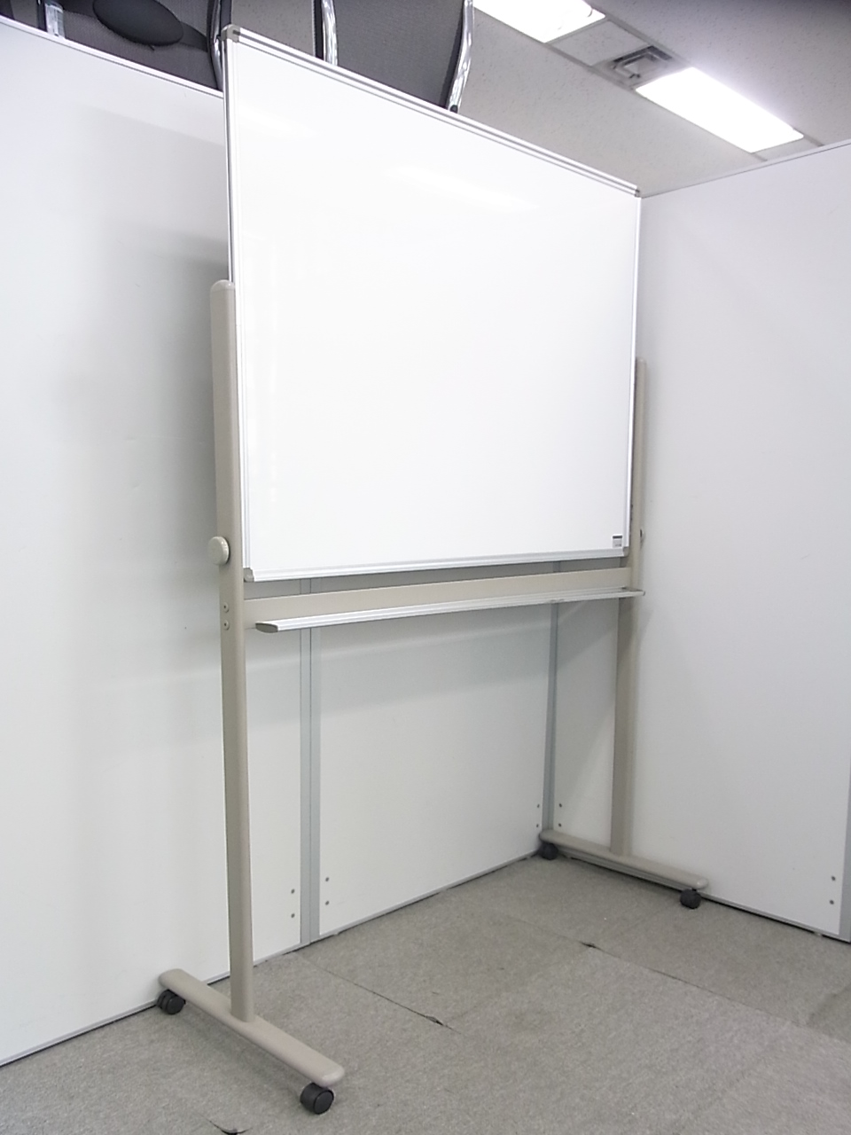 【1台だけです！お早めに！】片面自立式ホワイトボード入荷！安心のイトーキ製！中古でお安くご用意しませんか
                        
                                    中古
            