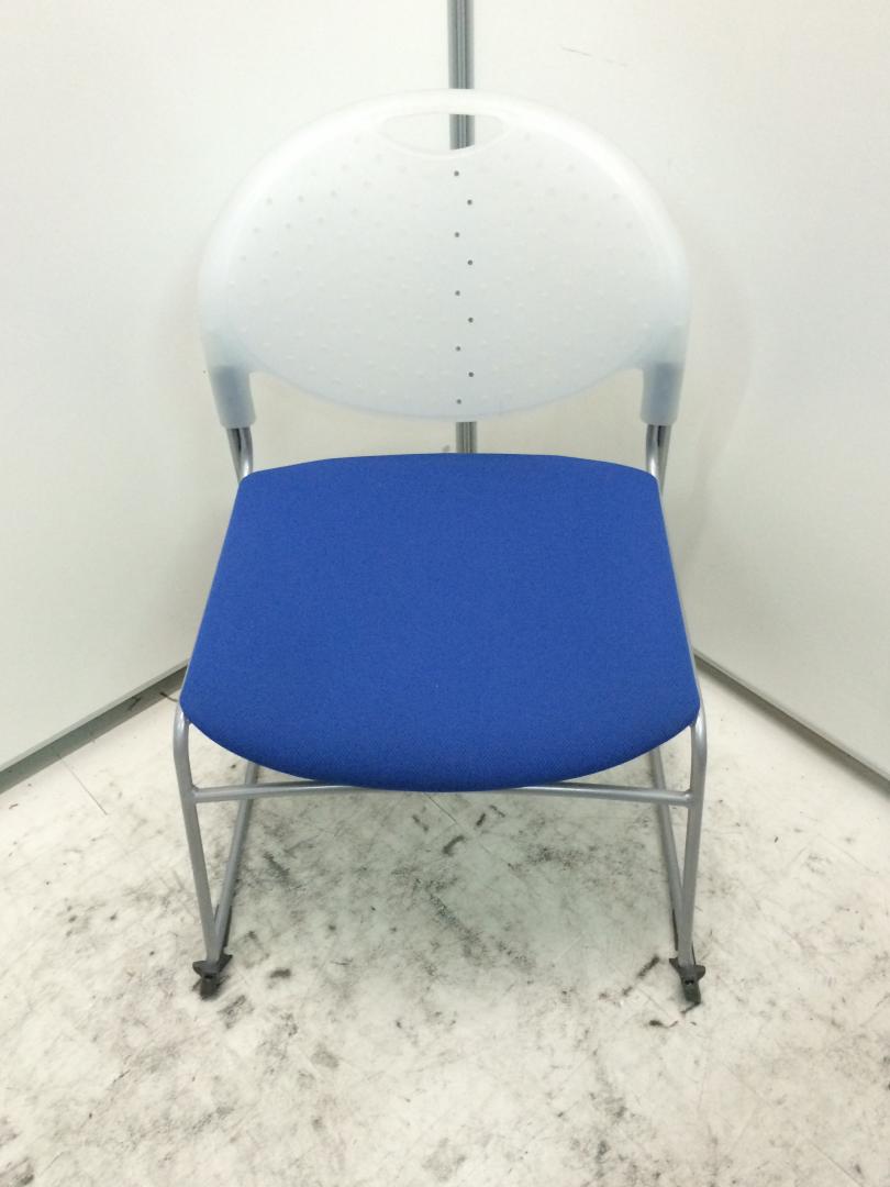 【美品　４脚入荷】背面が半透明なチェア　重ね合わせ可能!!
                        クリケット
                                    中古
            