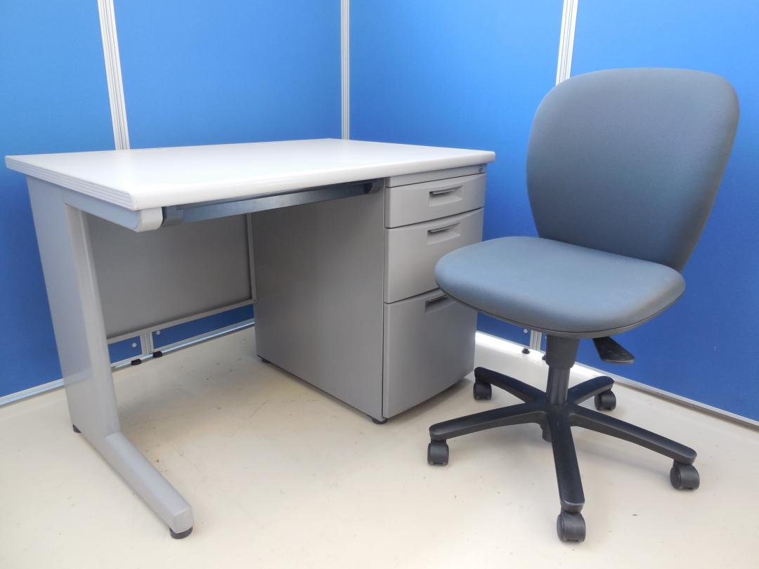 【セットで1500円お得！】片袖机×肘無しチェア■Ｗ1000mmで省スペースに最適！■座面ふっくらで疲れにくい！■イトーキ製で揃えたセット商品！【嬉しい鍵1本作成サービス有】
                        
                                    中古
            