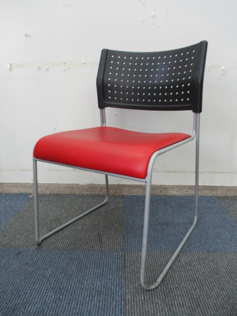 【長年愛され続けられているスタンダードチェア】アイリスチトセ製　スタックチェア【重ねて収納可能】
                        
                                    中古
            