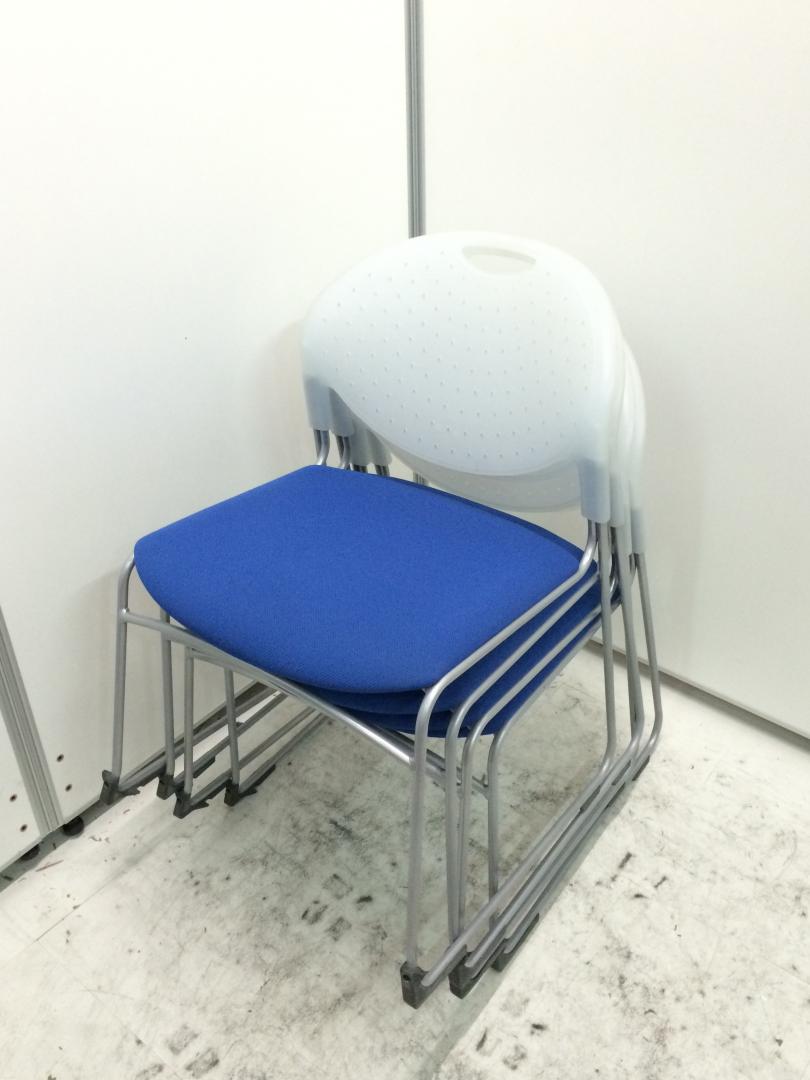 【4脚で1セット価格】背面が半透明のブルー｜お洒落なスタッキングチェアー
                        クリケット
                                    中古
            