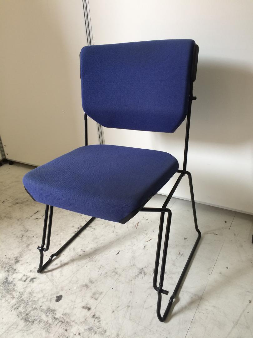 【6脚入荷】濃いめのブルーのスタッキングチェア
                        
                                    中古
            
