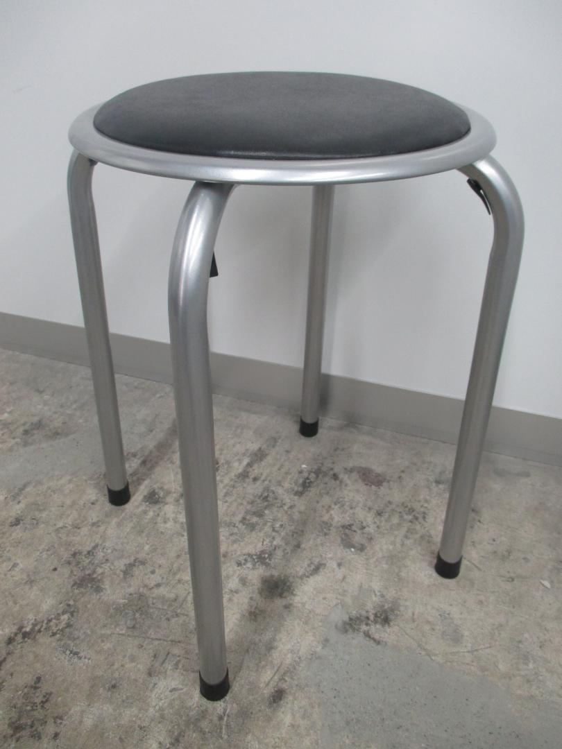 【いろいろ使えて便利！】■丸イス　ブラック ■コンパクトに重ねて収納できます！
                        スタッキングチェア
                                    新古品
            