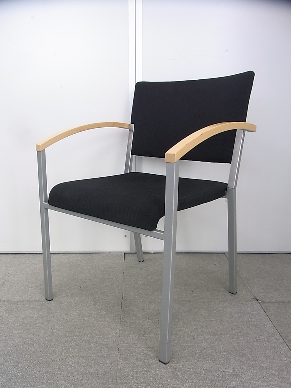 【お洒落チェア入荷！】ミーティング用にもお勧めなスタックチェアが入荷致しました！　ふっくらとした座面です。
                        
                                    中古
            
