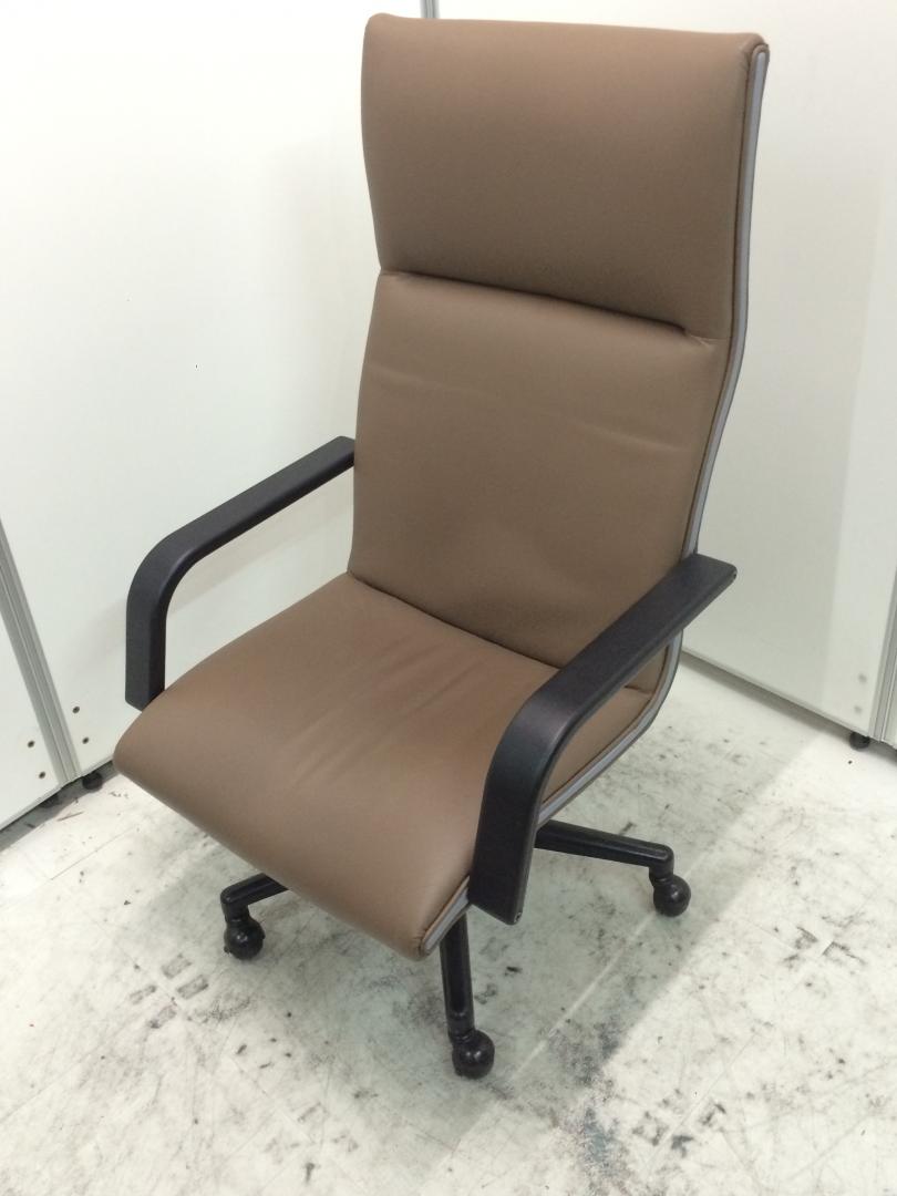 【12脚在庫有】ホウトク製　エグゼクティブチェア　汚れの目立たないブラウン色
                        
                                    中古
            
