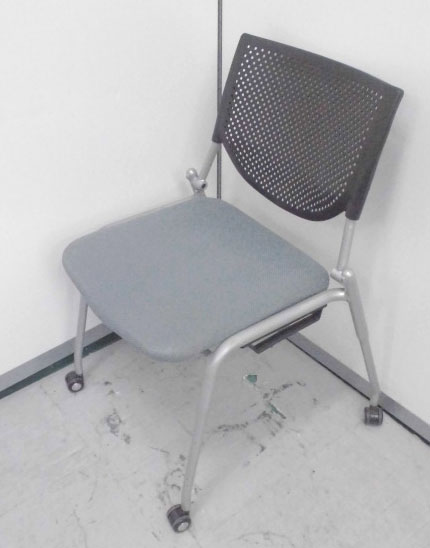 【スタッキングチェア】　オカムラ(okamura)　【プロスタック(Prostack)】 　肘無　【会議椅子】　キャスター付
                        プロスタック
                                    中古
            