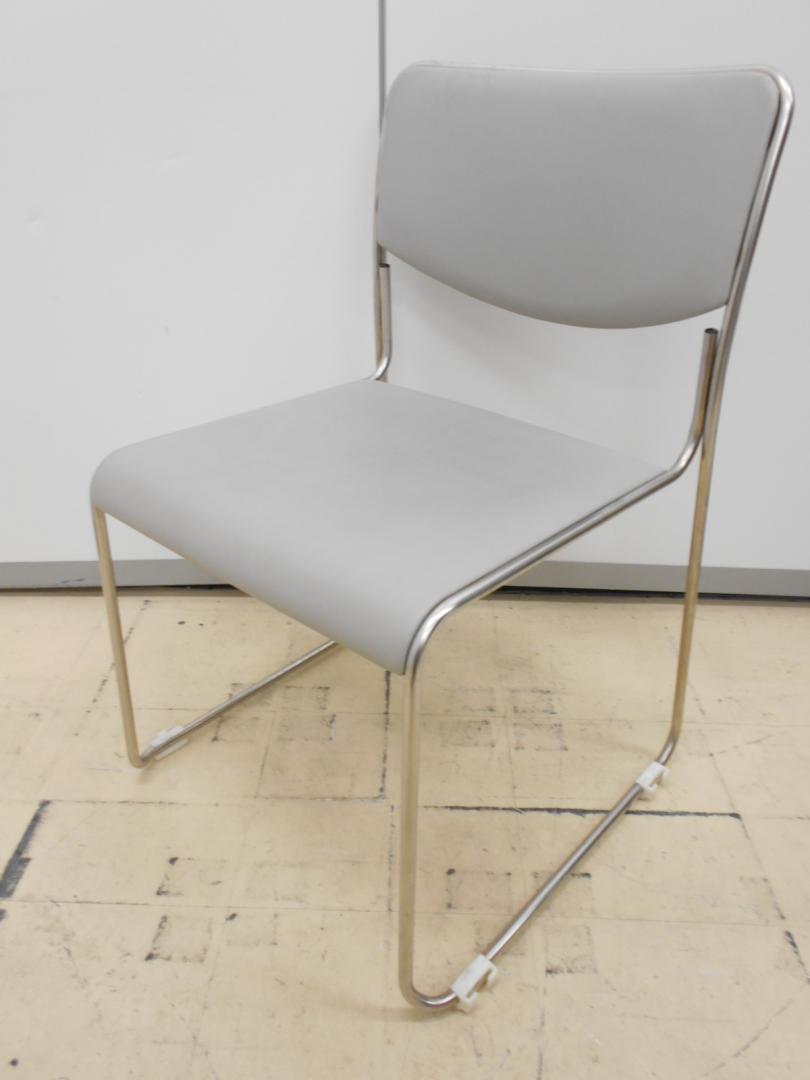 使いやすいグレー色のスタッキングチェアが入荷致しました！　サンケイ製PVC張りスタッキングチェア
                        
                                    中古
            