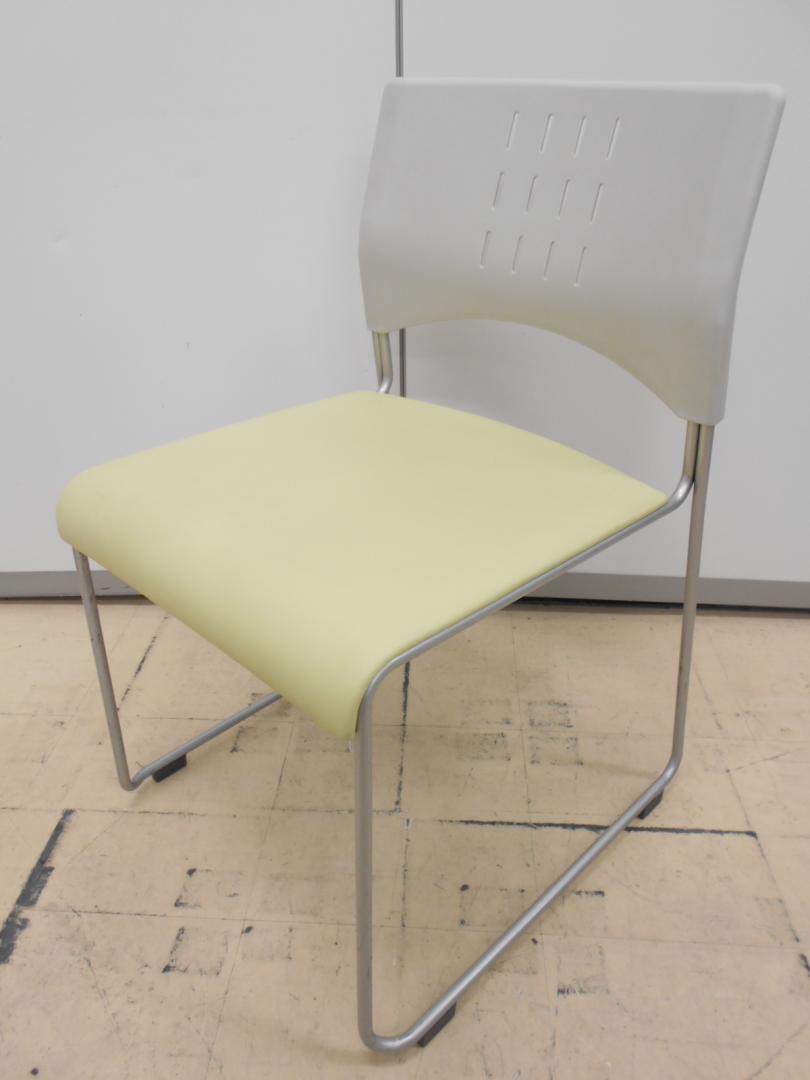 オフィス以外でも使える明るいカラーのスタッキングチェア、入荷致しました　プラス製
                        
                                    中古
            