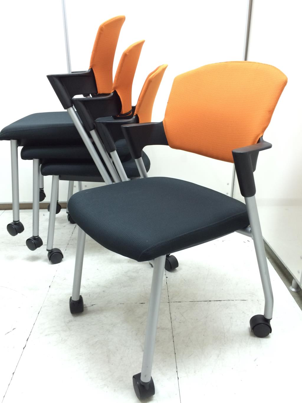 【5セット限定】人気チェアのオレンジが4脚セットお得！【セット商品】
                        プロッティ
                                    中古
            