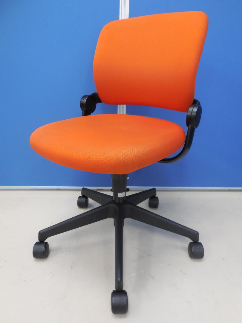 【1脚限定】コクヨ製 サイドフィットチェア■女性に人気のチェアが入荷致しました！■元気を与えてくれるオレンジカラー■座面に1ヶ所シミが御座いますが、使用に問題御座いません！【おつとめ品】
                        サイドフィット
                                    中古
            