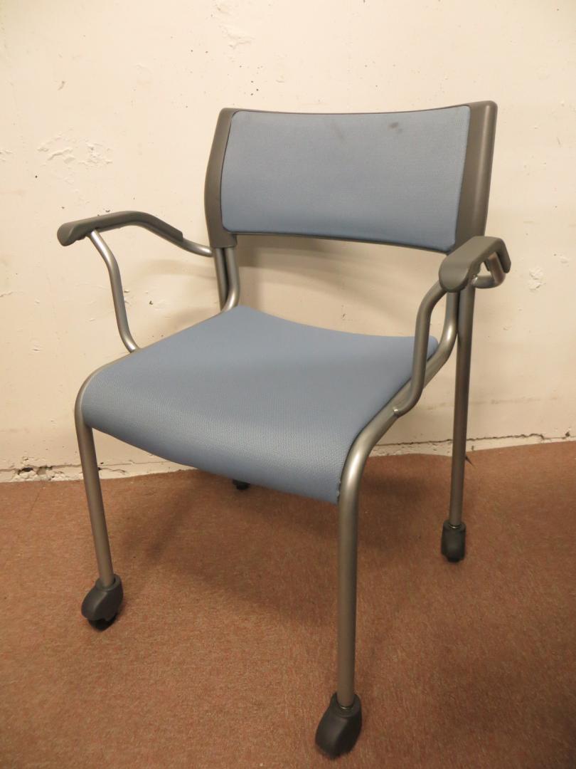 【10脚セット】定番のブルーのチェア【スタッキング、キャスター付き】
                        
                                    中古
            