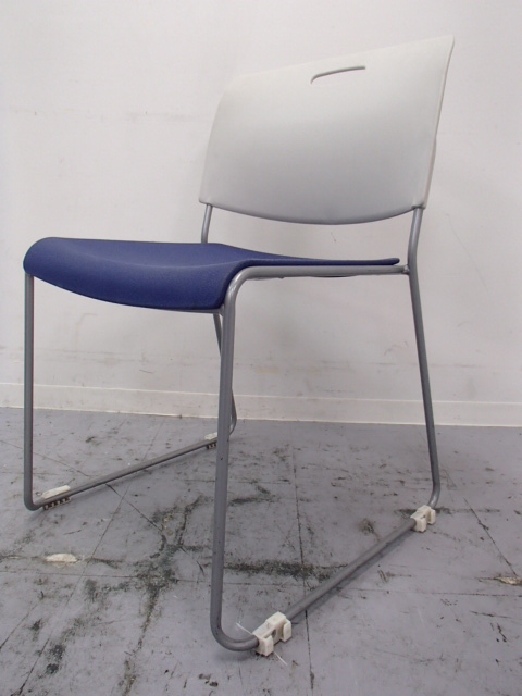 【16脚入荷！】｜スタッキングチェア｜スマートなシルエットでかさばらず、持ち運びも簡単！

                        MP-150
                                    中古
            