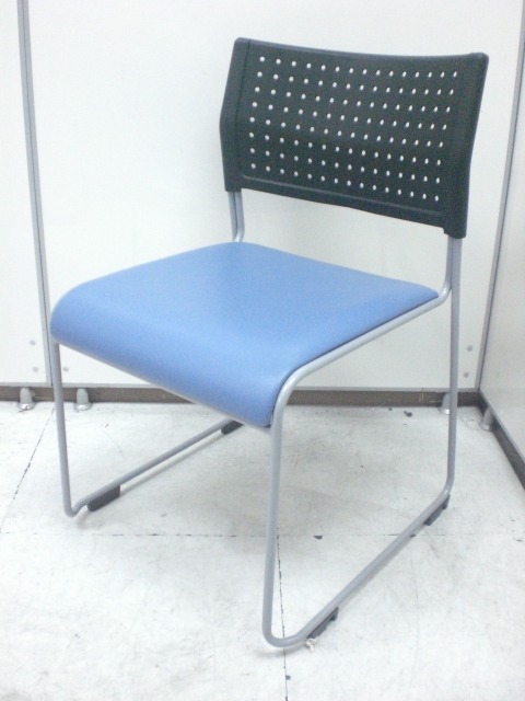 【12脚入荷】汚れの落としやすいビニール地のスタッキングチェアロットで入荷！！
                        
                                    中古
            