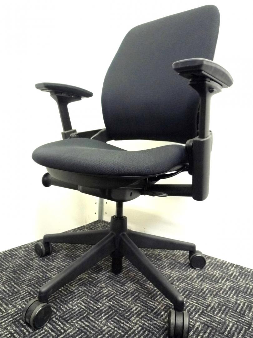 【限定１脚！】■大人気リープＶ２型■上下昇降不良のため特価■１番人気のブラック■チェアにこだわる方も納得！【おつとめ品】
                        リープ
                                    中古
            