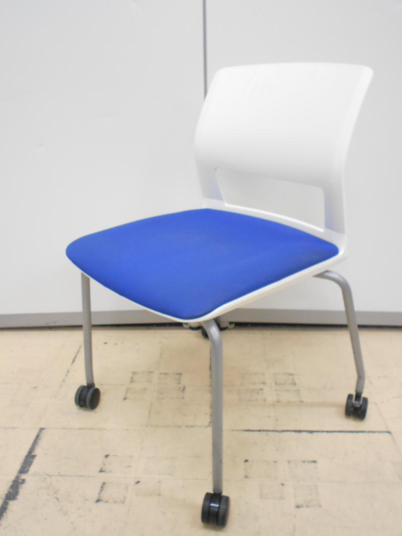 クリエイティブなミーティングスペースにおススメ！コクヨ製キャスター付スタッキングチェア
                        会議イス160シリーズ
                                    中古
            