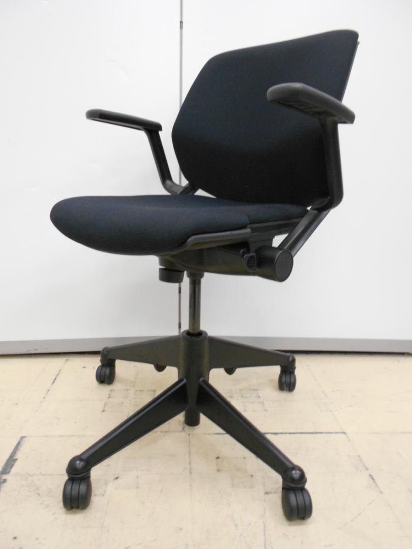 デザイン性の高いこのチェアが、なんとネスティング出来るんです！　スチールケース製VECTAチェア
                        VECTA
                                    中古
            