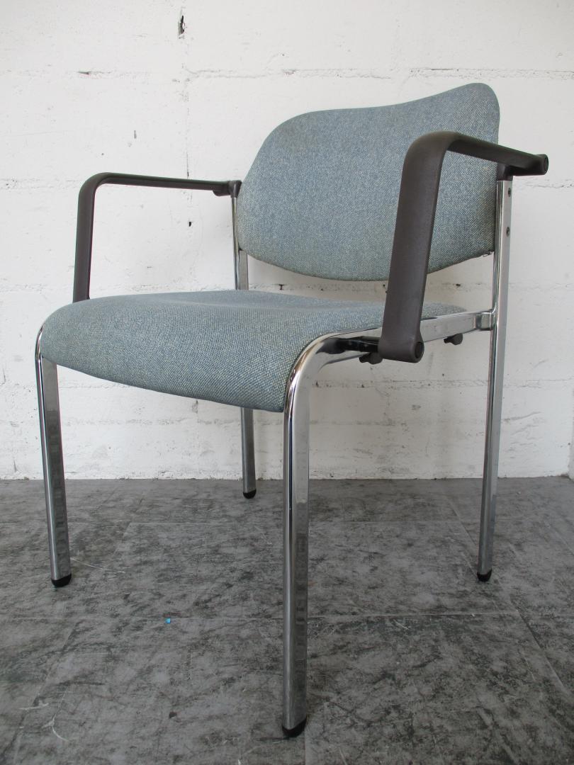 ～肘付スタッキングチェア～クッション性良好
                        
                                    中古
            