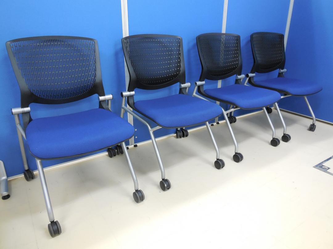 【4脚セットで2,000円お買い得！】岡村製作所製 グラータ ブルー色■ネスティングチェア 肘付き キャスター付き■デザイン性が高く、座り心地も良いです！【状態良好】
                        
                                    中古
            