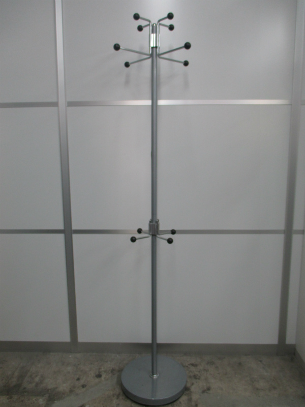 【1台限定】少々重みのあるがっちりポールハンガー！場所取らず収納の立役者！【スチール家具】
                        
                                    中古
            