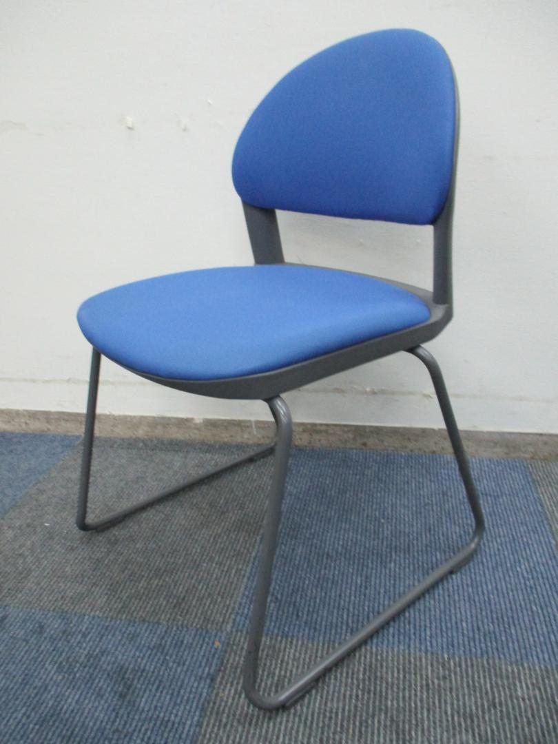 【状態良好品】コクヨ製　CK-152　スタッキングチェア【重ねて収納可能】
                        150シリーズ
                                    中古
            