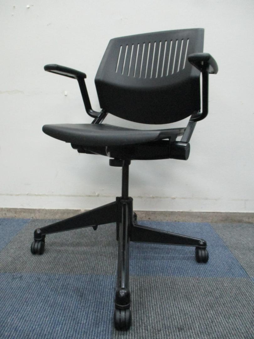 【デザイン性＆機能性を持ち合わせたチェア】スチールケース製　ヴェクタ　Kart　カートチェア【デザイナーズ家具】α
                        
                                    中古
            