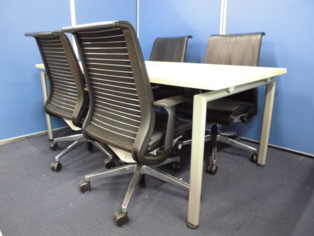 【4名用応接セット】スチールケースのシンクチェア(本革)+LAN・電源のタップ付のミーティングテーブル【セット商品】
                        シンクチェア：スチールケース　テーブル：内田洋行
                                    中古
            