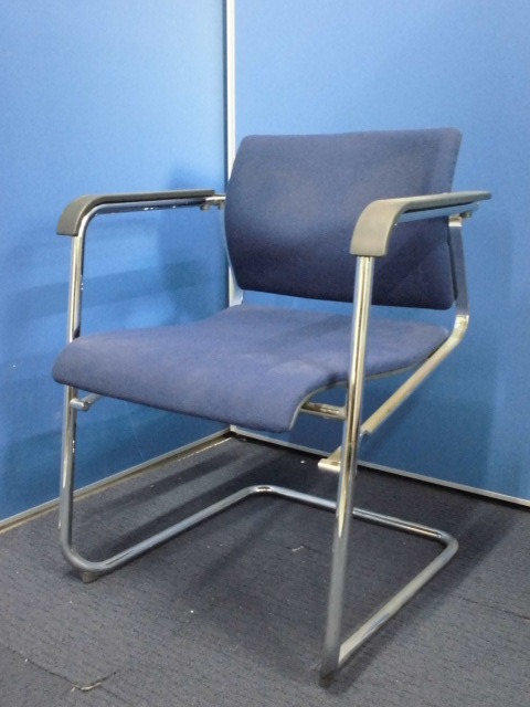 【50%OFF デザイナーズ家具】ウィルクハーン(Wilkhahn)｜スタッキングチェア｜肘付
                        
                                    中古
            