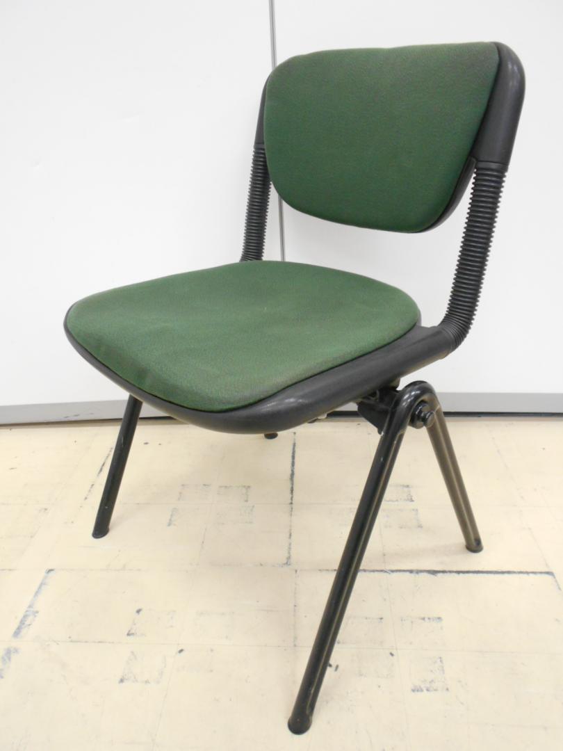 渋めなカラーが特徴的なスタッキングチェア
                        バーテブラ
                                    中古
            