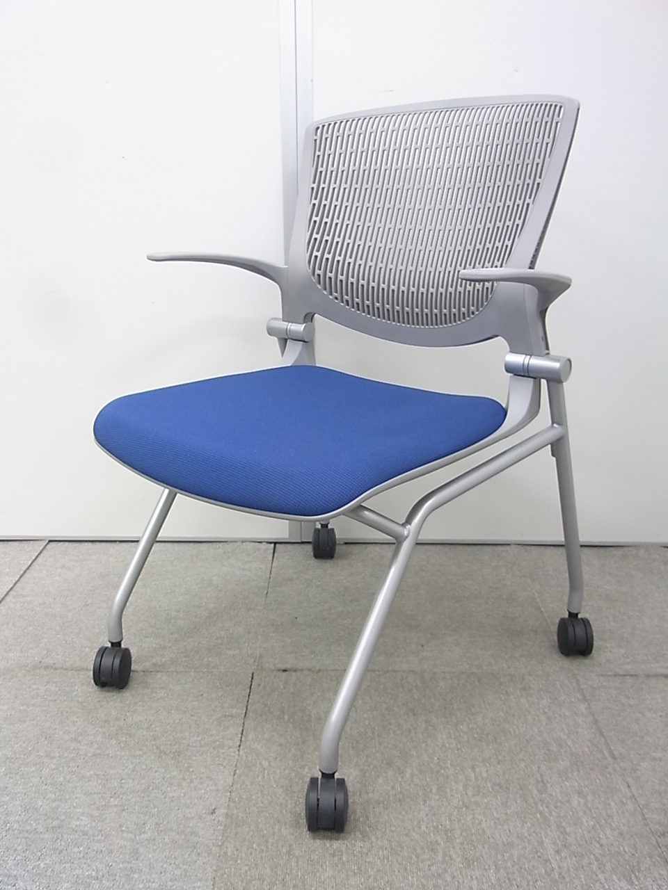 【状態良好！4脚入荷！】ミーティングに適したキャスター付きチェア■オカムラ製の人気商品■座り心地も良く、デザイン性も高い一品！
                        グラータ
                                    中古
            