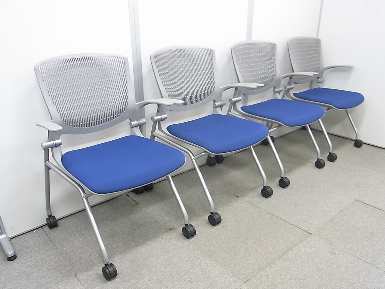 【4脚セット】お買い得なセット価格！オカムラ製グラータシリーズが入荷！肘置き付き キャツター付き ネスティング可能
                        グラータ
                                    中古
            