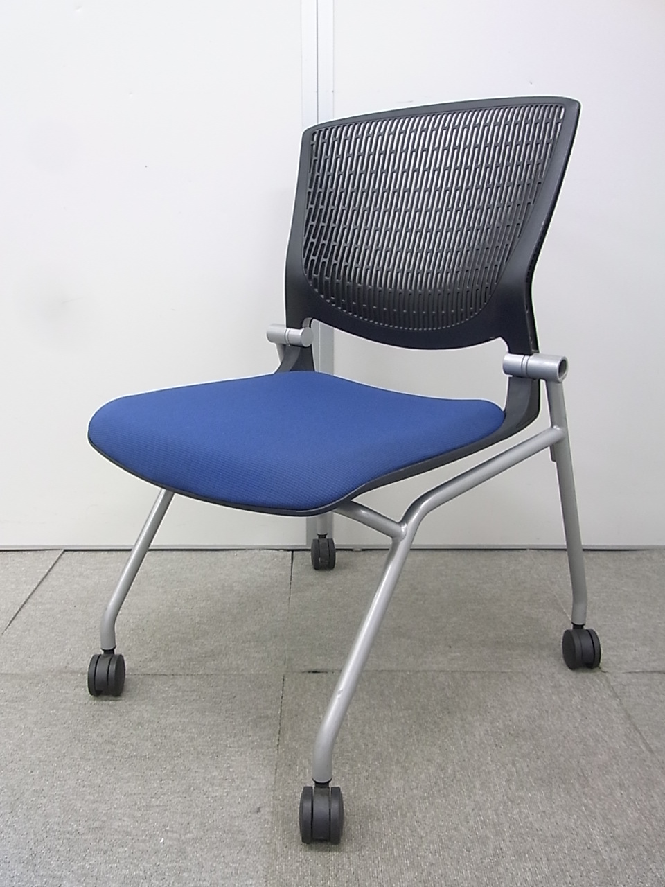 【1脚のみの為お安くご案内！】オカムラ製のグラータチェアが安い！状態良好ながら半端モノの為、通常価格の20%OFF
                        グラータ
                                    中古
            