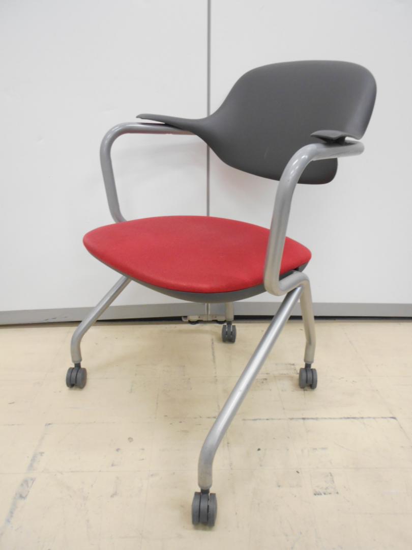 明るいカラーの使い勝手の良いコマ付ネスティングチェアです。　サンケイ製
                        
                                    中古
            