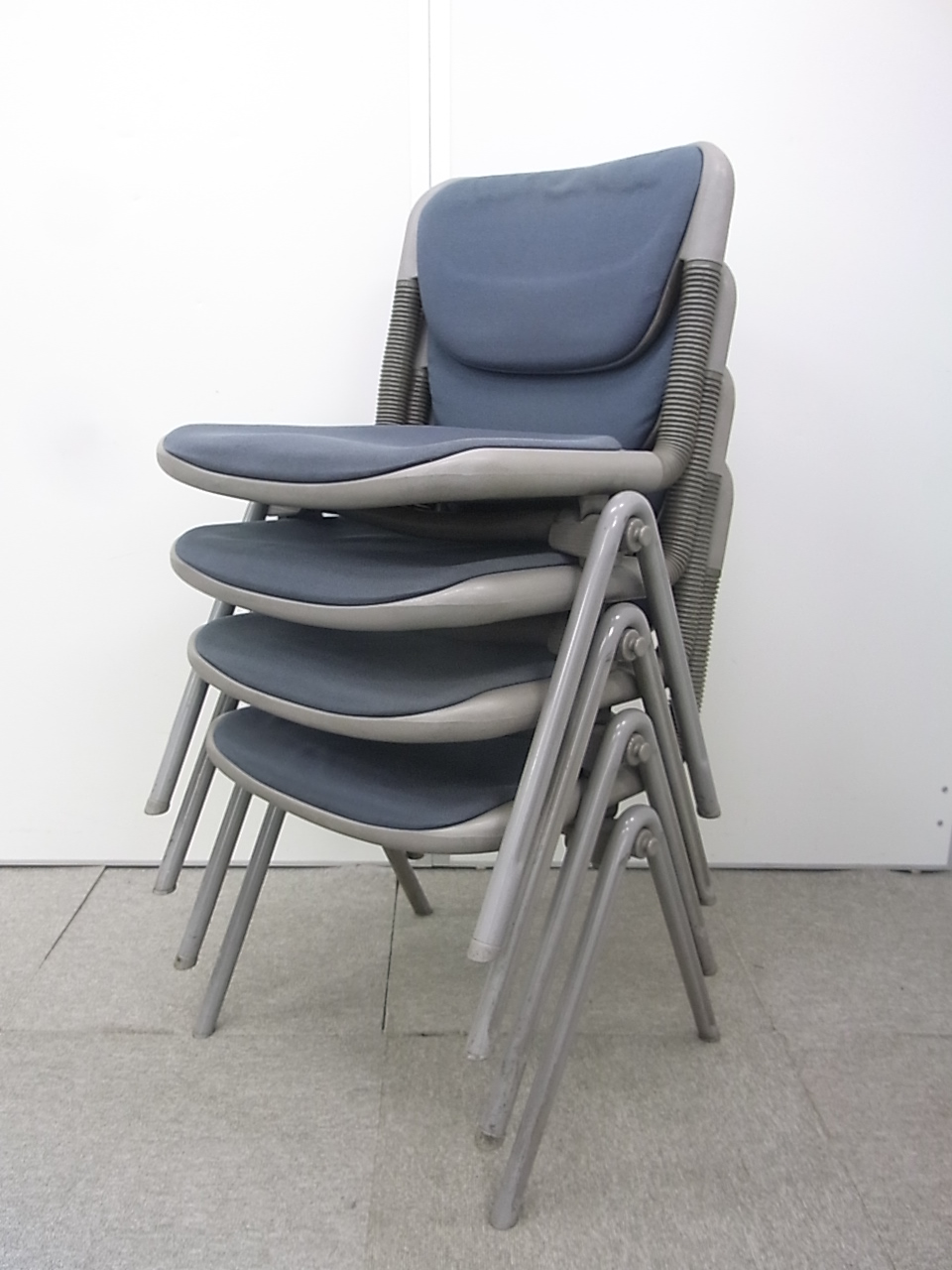 【4脚セットでこのお値段！】イトーキ製バーテブラのスタッキングチェア 使用感がある為、お安くご案内中！
                        バーテブラ
                                    中古
            