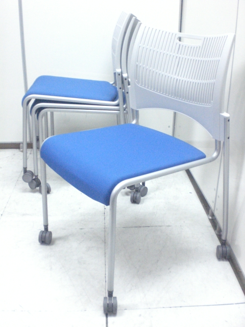 【限定1セット】青色がもはや美しい　状態良好なキャスター付きスタッキングチェア4脚セット商品
                        
                                    中古
            