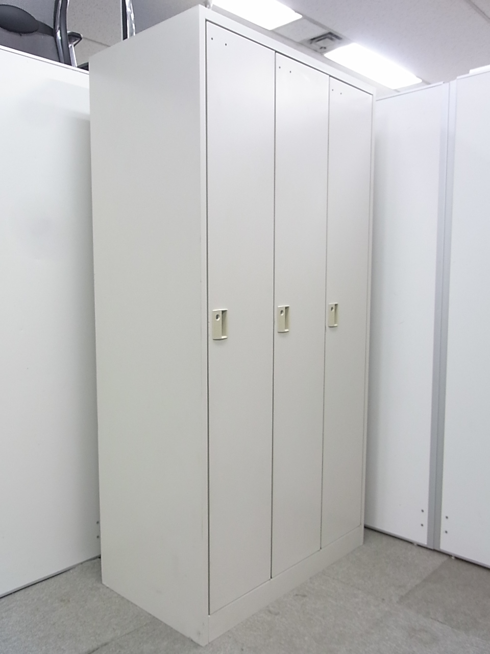 【2台入荷！】オカムラ製 FZシリーズの3人用ロッカー！増員時期の今が買い時！！
                        FZ
                                    中古
            