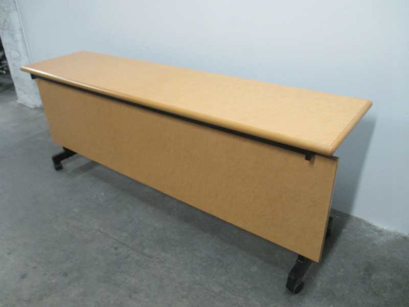 【3台入荷】大人気サイドスタックテーブル！ナチュナルカラーで幕板付き！キャスターロックつきです！【中古オフィス家具】【会議用】
                        
                                    中古
            