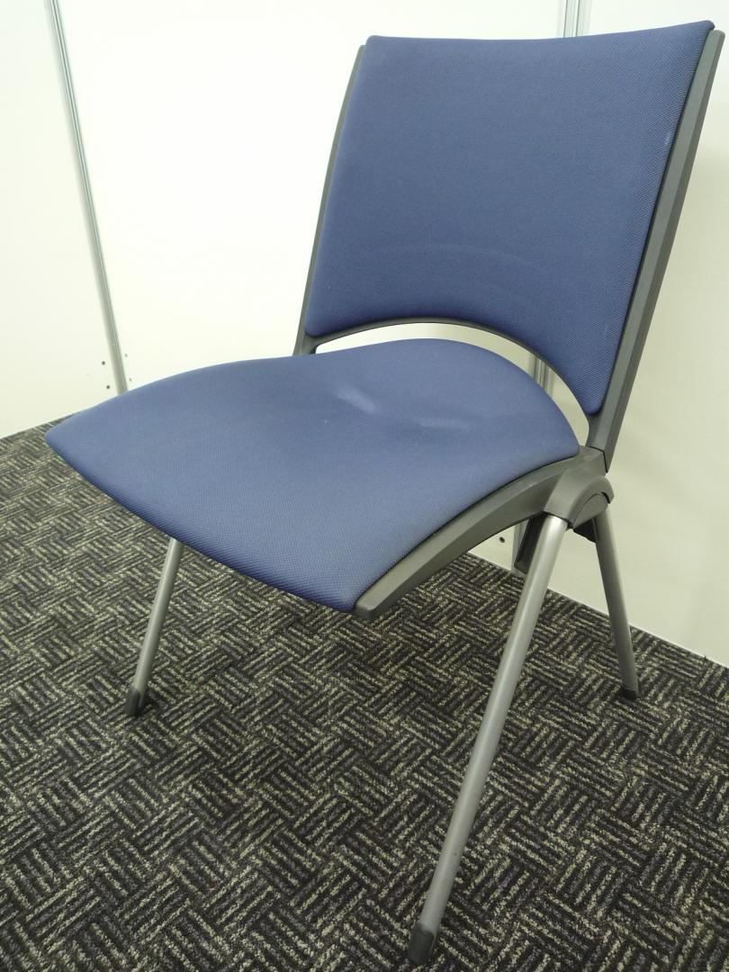 【期間限定お値引き！】人気のイトーキ製スタッキングチェア■ちょっとした会議や休憩室用に■若干の使用感があるため特別価格！
                        
                                    中古
            