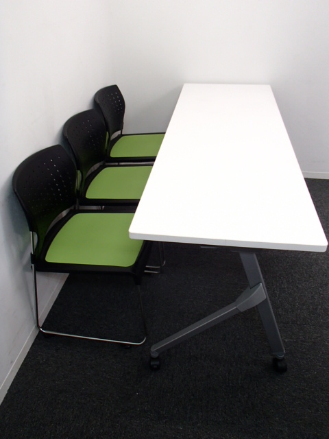 サイドスタックテーブルとスタッキングチェアのセット商品になります！ 
                        フラプター
                                    中古
            