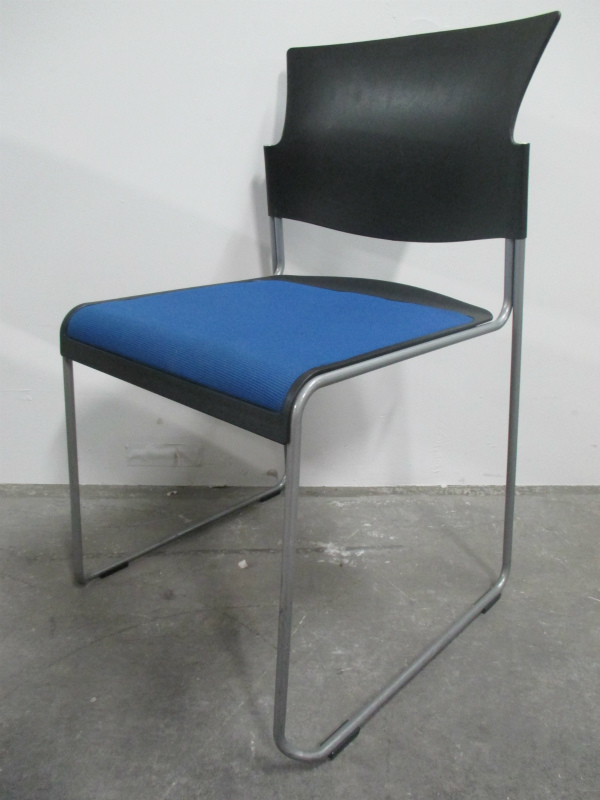 【5脚入荷！状態良好！】スタイリッシュなデザインのスタッキングチェア！安心のオカムラ製です！【中古OAチェア】
                        8118
                                    中古
            