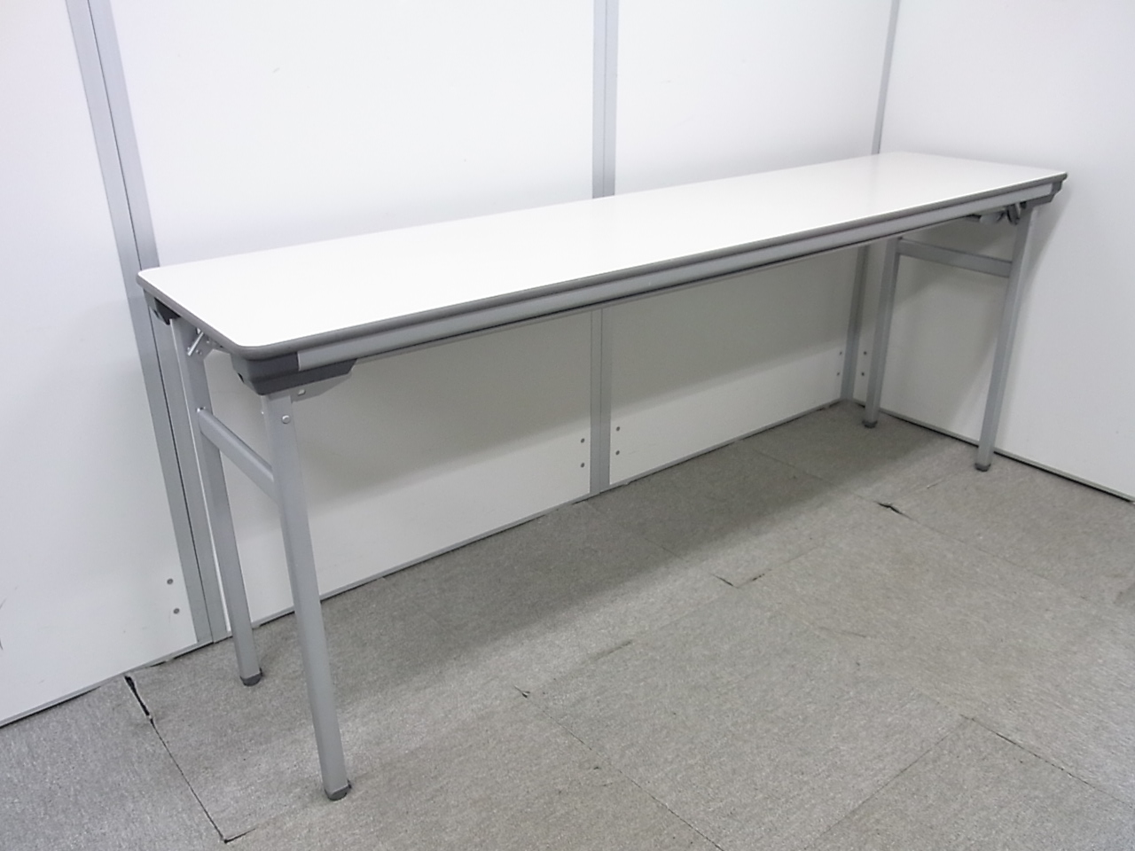 【1台入荷！】中古の折り畳みテーブルが入荷です！コクヨ製のメーカー品！使用しないときは折りたたんで収納！
                        
                                    中古
            