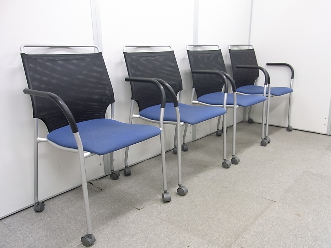 【4脚セット！】背もたれメッシュのお洒落なミーティングチェア！4脚1セットのみの限定商品です！
                        
                                    中古
            