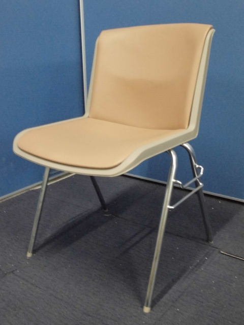 【50％OFF 在庫処分一】コクヨ｜スタッキングチェア｜ビニールレザー製
                        
                                    中古
            