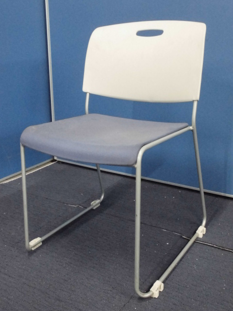【座れればいいや！】スタッキングチェア大幅値下げ！｜紫×白
                        
                                    中古
            