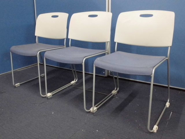 【座れればいいや！】スタッキングチェア大幅値下げ！｜紫×白【3脚セット】
                        
                                    中古
            